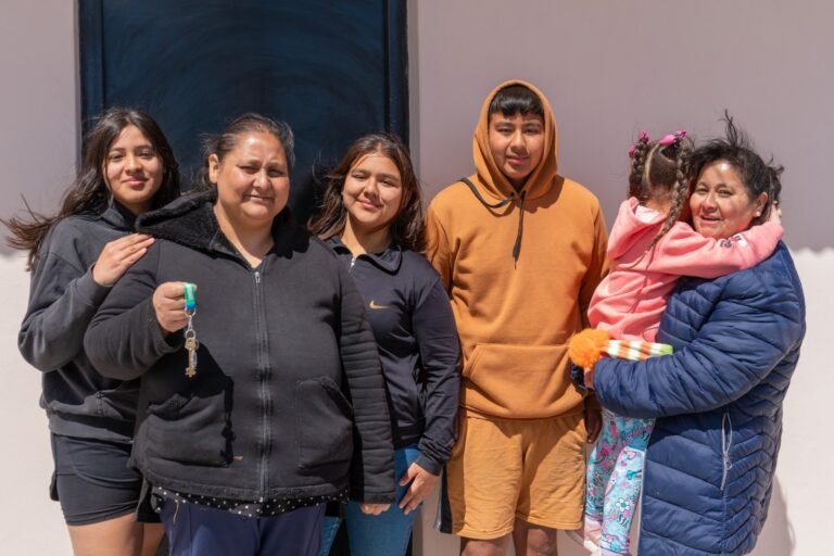 Una paciente oncológica que vive con sus cuatro hijos recibió una vivienda en Km8