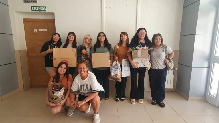 Jóvenes solidarias donaron ropa y juguetes al servicio de pediatría