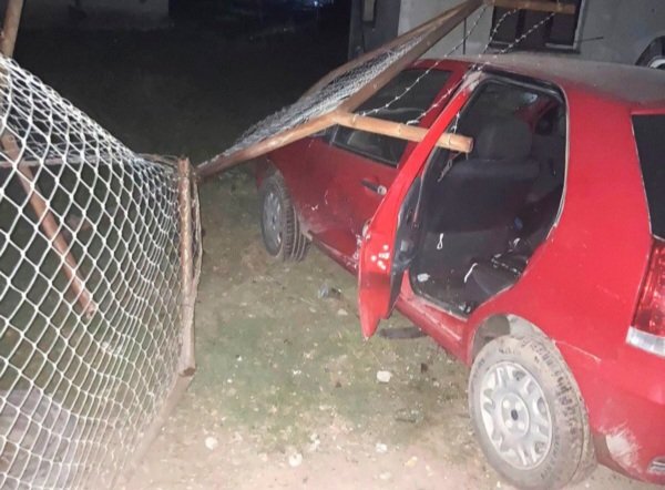 Un menor perdió el control del auto y chocó contra una casa