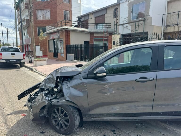 Camionero chocó tres vehículos estacionados y una mujer resultó herida