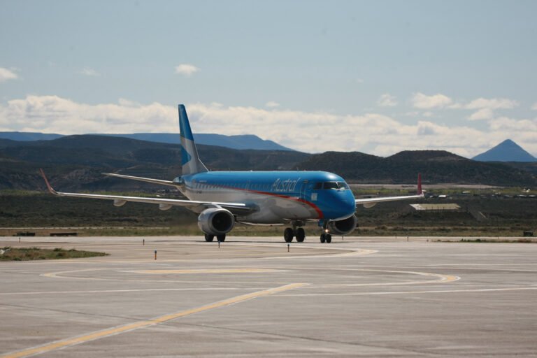 Un vuelo de Aerolíneas Argentinas debió aterrizar de emergencia en Comodoro