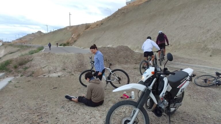 Ara San Juan: lesionado al intentar pasar por los montículos de tierra