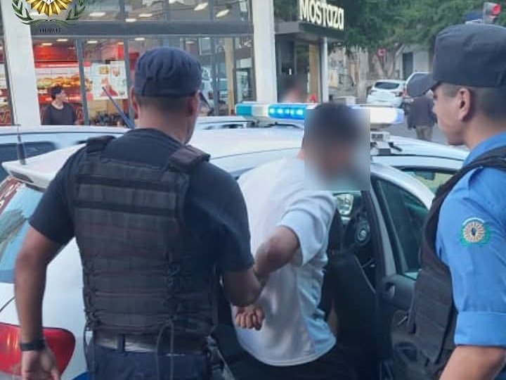 Le robó el celular a una mujer en pleno Centro y salió corriendo