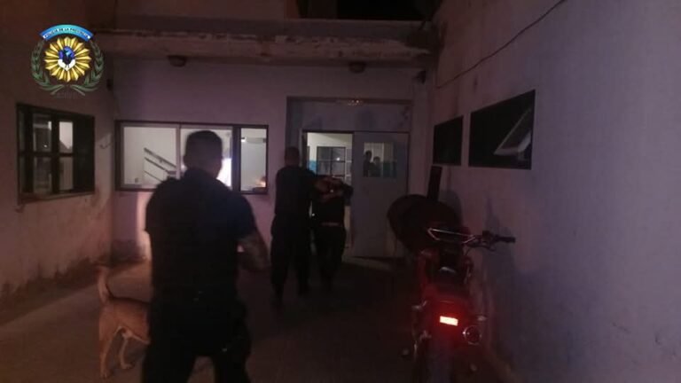 Se metieron al patio de una casa y robaron pertenencias de un auto