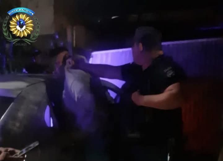 Intentaron robar en una casa y al escapar chocaron a dos móviles de la policía