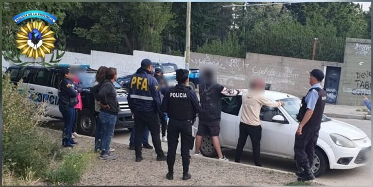 Los atraparon con casi 3 gramos de marihuana en el auto