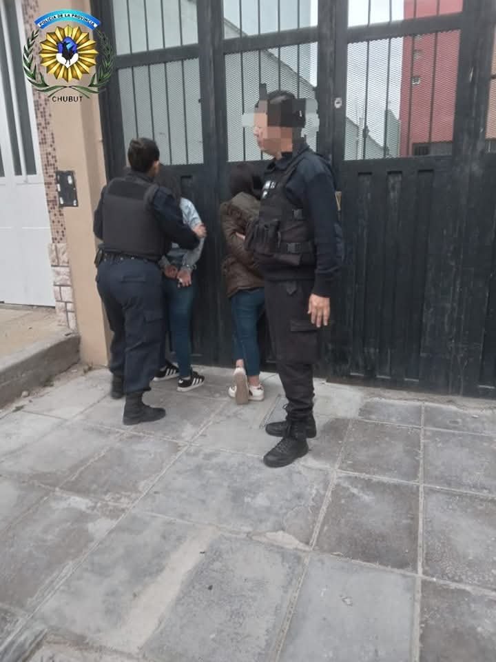 Apuntaron con un cuchillo para robar a un oficial de policia
