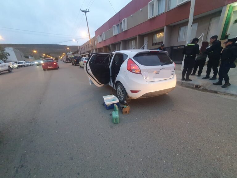 Manejaba borracho y con 11 latas de cerveza en el interior del auto