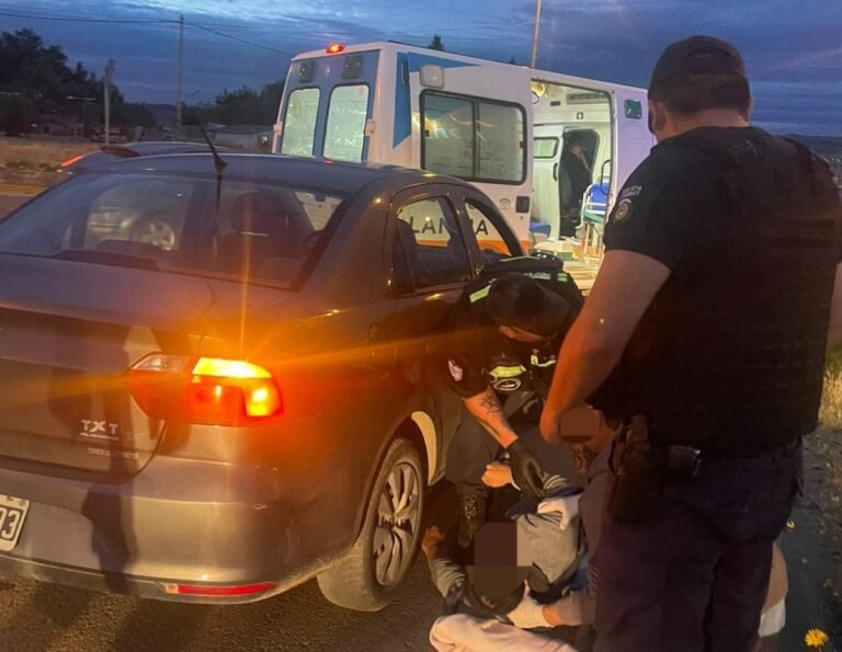 Se cayó de su moto y se descompensó en plena Avenida