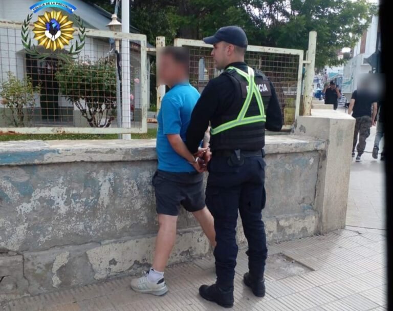 Tenía pedido de captura y lo atraparon caminando en el Centro