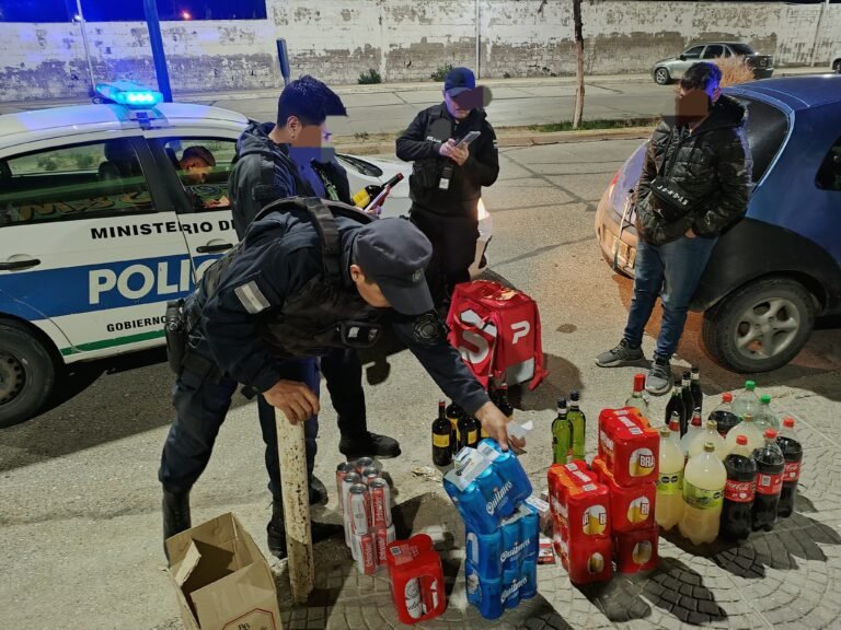 Hacía delivery de bebidas alcohólicas, la policía lo vio y le decomisaron la mercadería