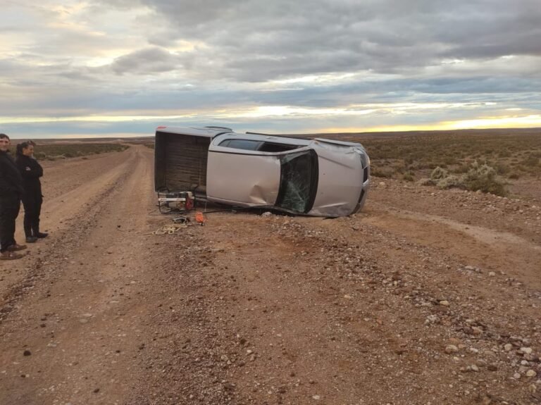 Perdió el control de la camioneta y volcó en la ruta