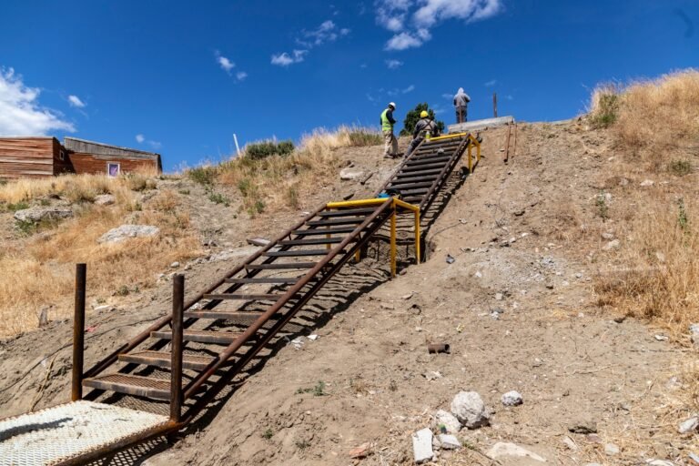 Construyen una escalera que mejora el acceso a los vecinos en la zona del 30 de Octubre
