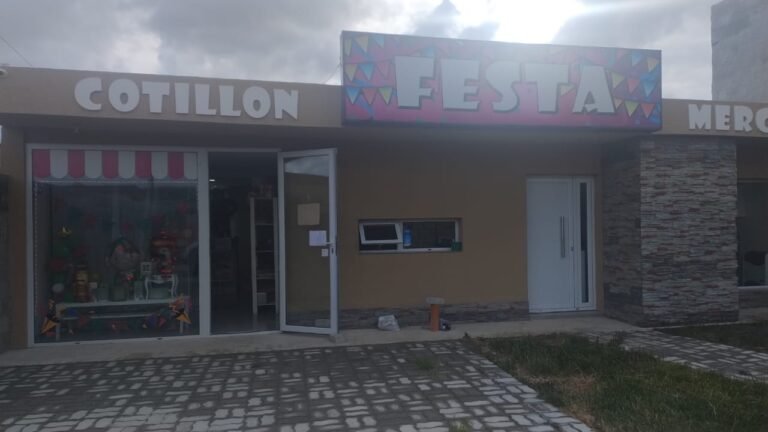 Principio de incendio: dejó una caja de cartón con velas sobre una hornalla