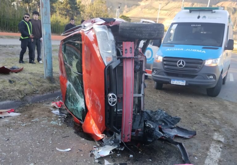 Perdió el control del auto, impactó contra la banquina y volcó