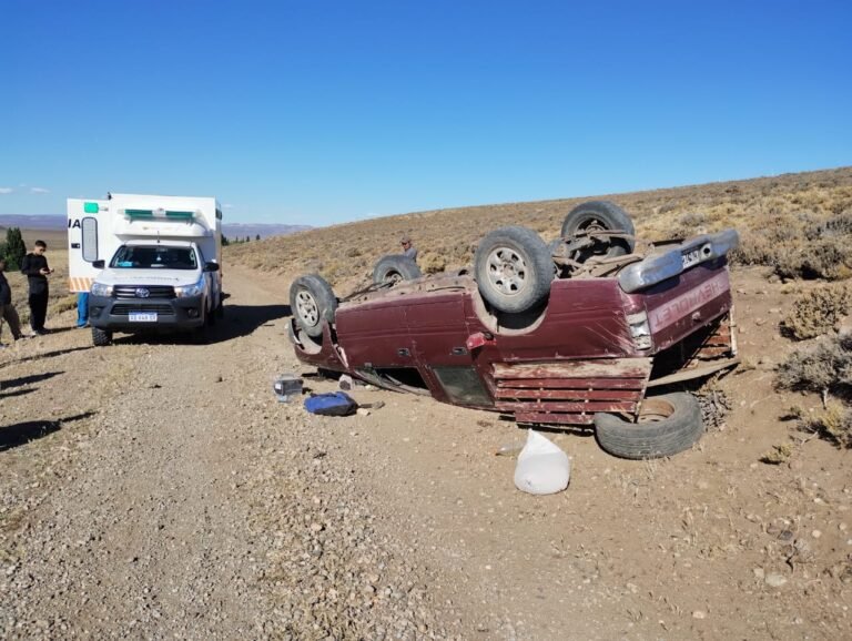 Las fuertes ráfagas de viento provocaron un vuelco cerca de Cushamen