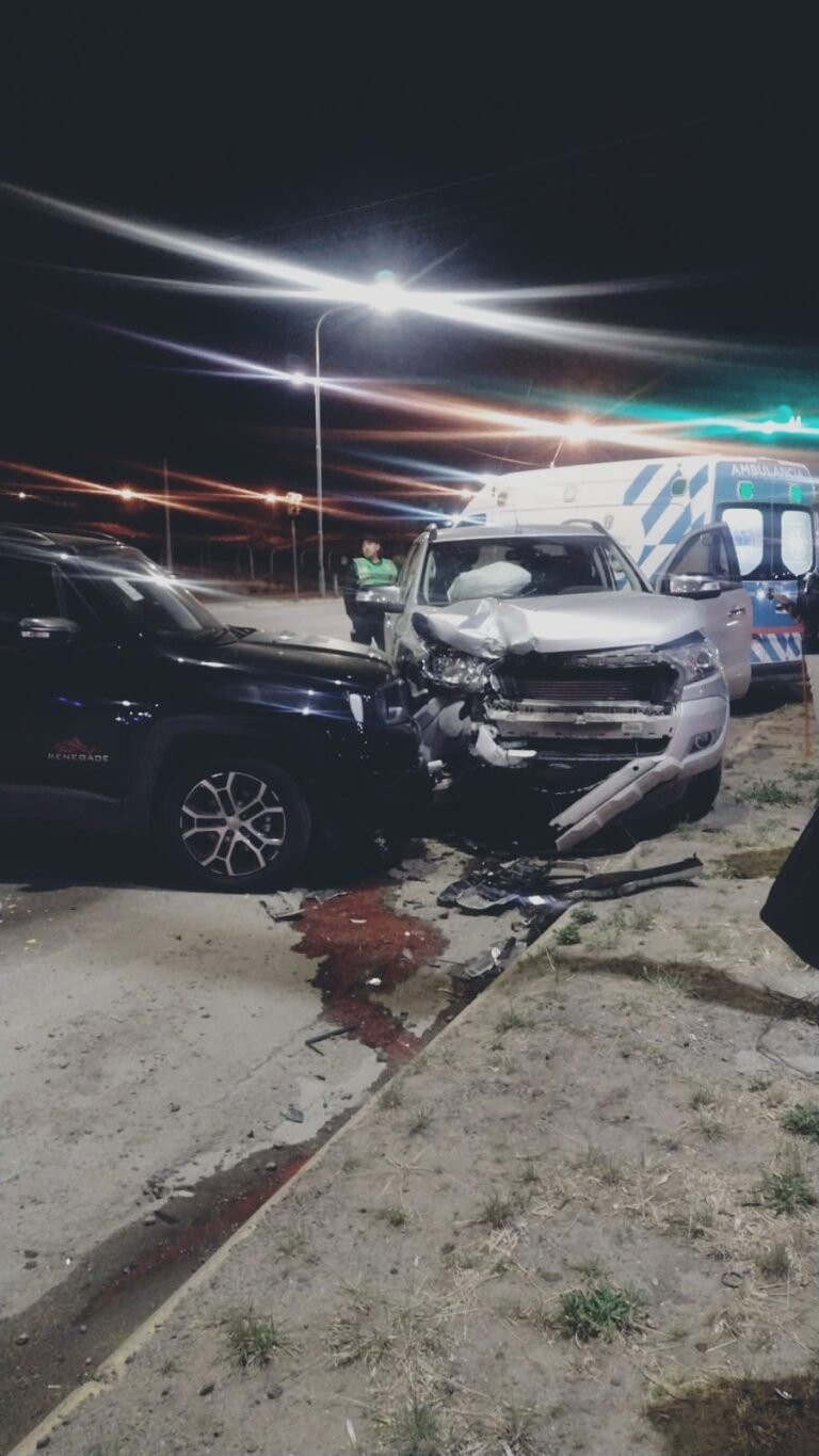 Fuerte choque: tres vehiculos involucrados y heridos trasladados al Hospital