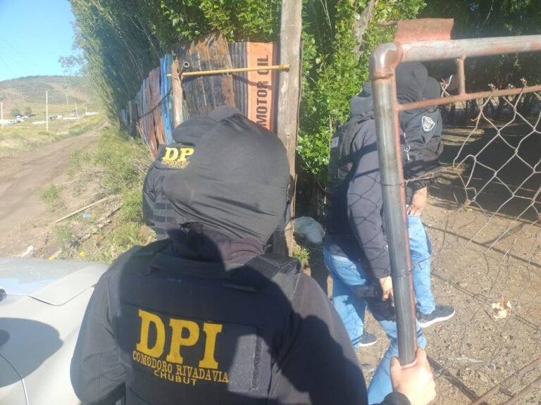 Atacaron a un joven a balazos y allanaron cuatro viviendas