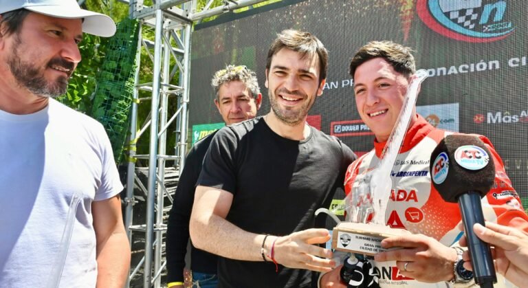 “Vamos a seguir acompañando al automovilismo y al deporte porque promueve el turismo y genera crecimiento para la provincia”