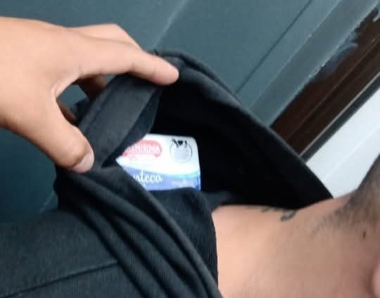 Intentó robar dos paquetes de manteca escondiéndolas en la capucha de su buzo