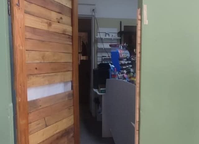 Se metieron en una escuela,  rompieron la puerta del kiosko y robaron golosinas