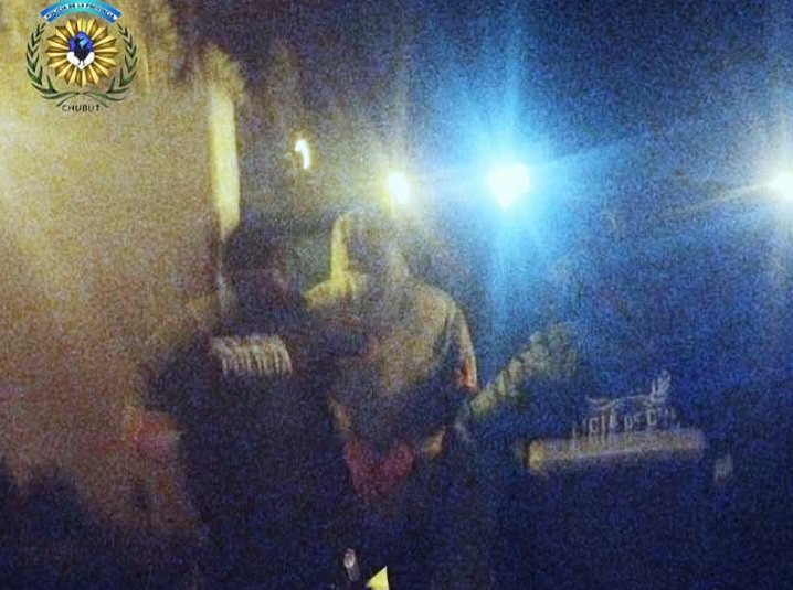 Dijo que lo estaban siguiendo e intentó meterse en la casa de un desconocido