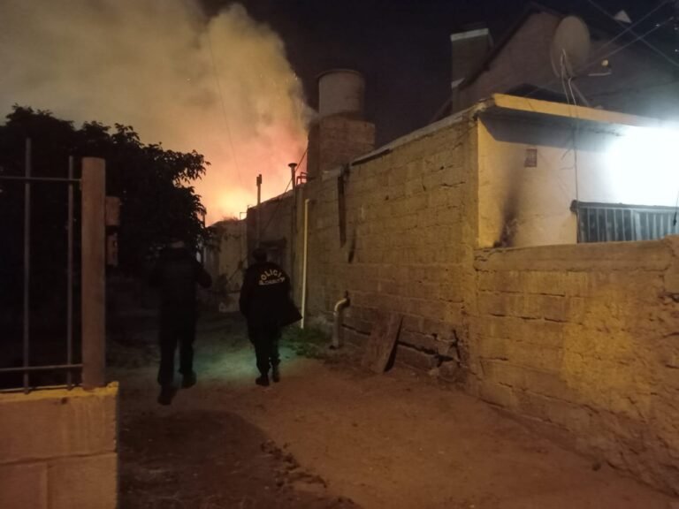 Un hombre debió ser rescatado en el incendio de una vivienda en el barrio Pueyrredón