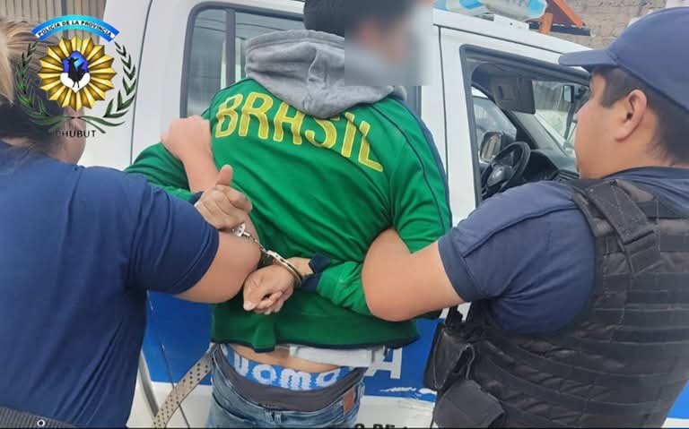 Vio a la policía, descartó una riñonera con un arma y lo descubrieron