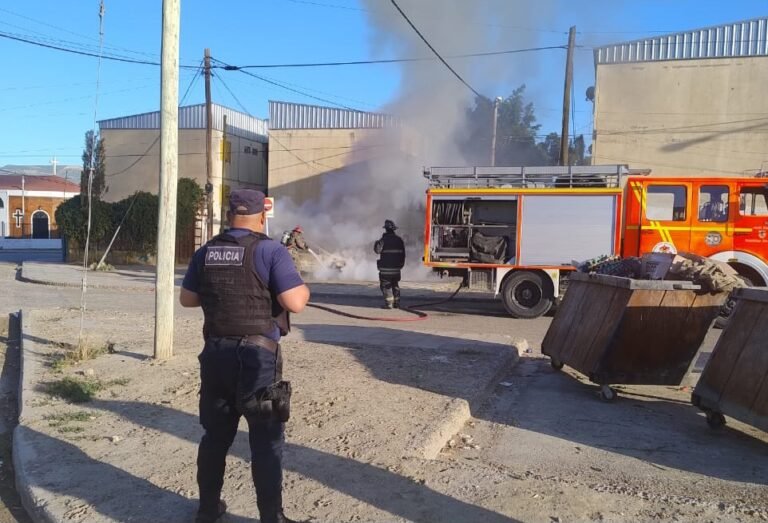Un auto fue consumido por el fuego en el barrio 30 de octubre