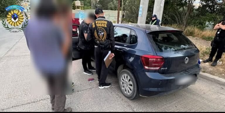 Los pararon en un control y descubrieron que llevaban casi 6 gramos de marihuana