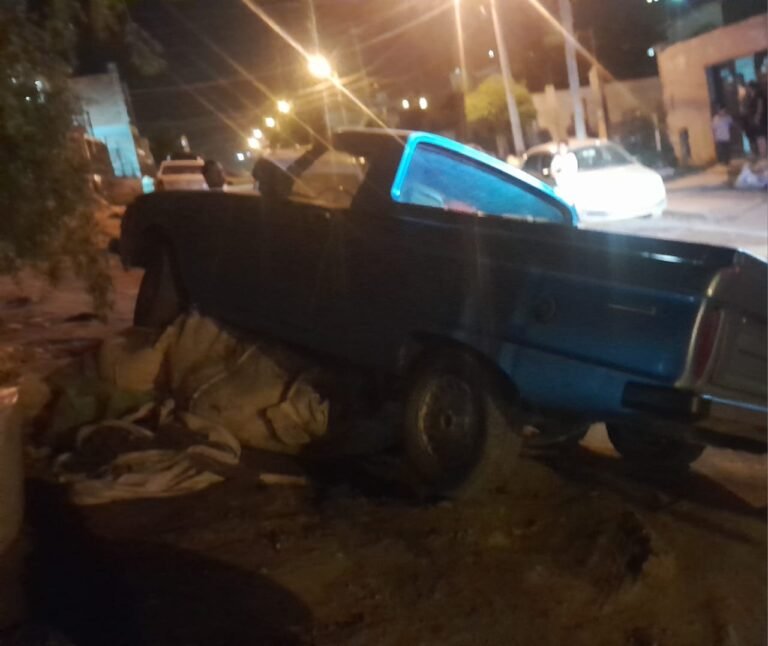 Estaba probando la camioneta y terminó chocando contra un bolson de arena