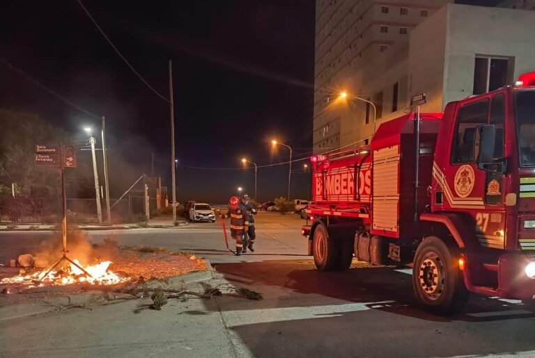 Prendieron fuego un iglú de residuos cerca del Paseo Costero