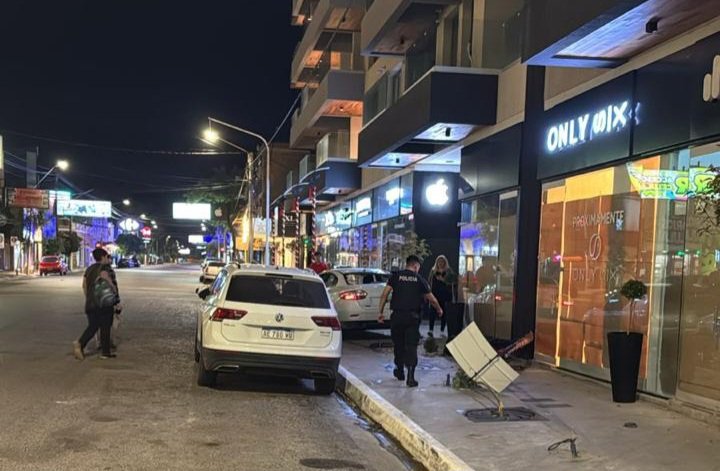 Un joven de 18 años manejaba borracho y chocó contra un poste de luz
