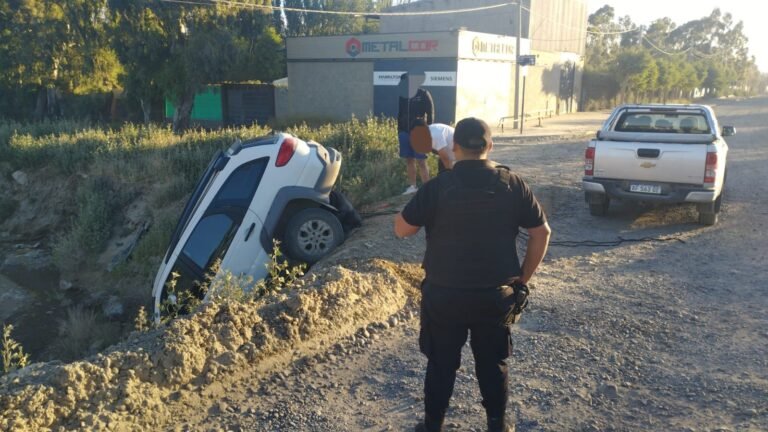Perdió el control del auto y cayó en un desagüe