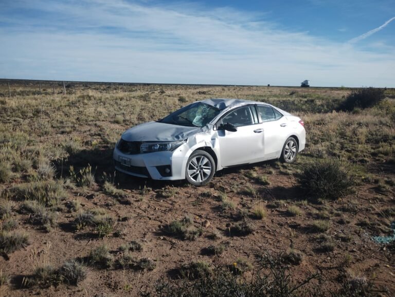 Un comodorense viajaba a Garayalde, se quedó dormido y volcó