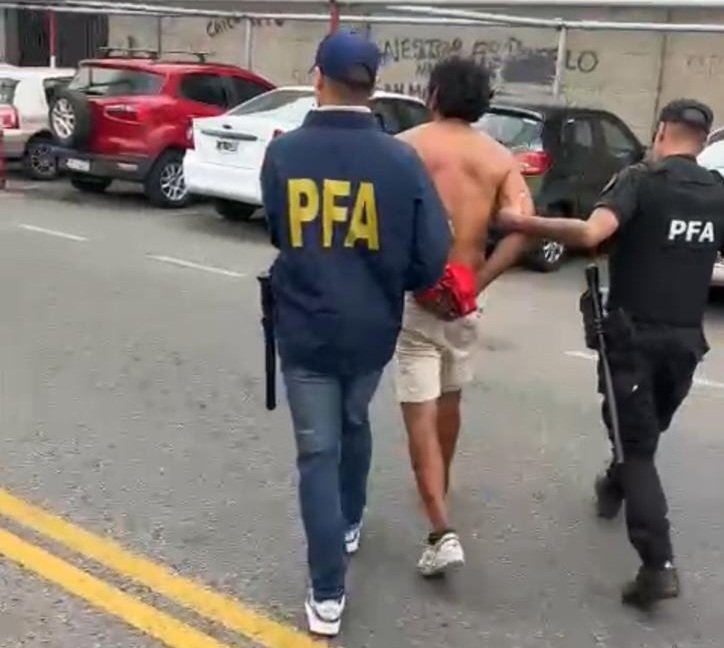 Se peleaban a cuchillazos y policías debieron usar pistolas Taser para detenerlos