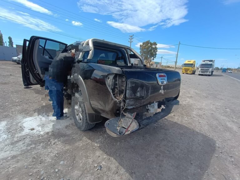 Fuerte choque entre una camioneta y un colectivo