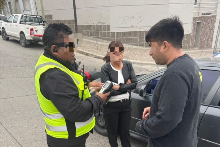 Un motociclista fue embestido por un auto y debió ser trasladado al Hospital Regional