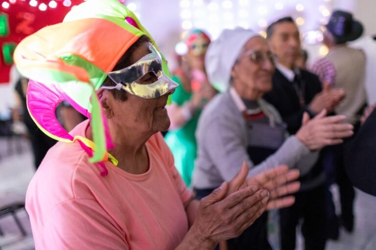 Más de 120 adultos mayores disfrutaron del cierre de actividades en zona sur