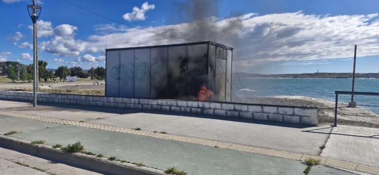 Por un cortocircuito, se incendió una casilla de guardavidas