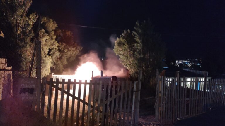 Las llamas consumieron una precaria casa del barrio San Martín