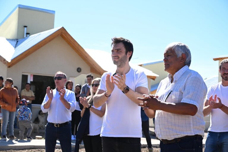 Torres encabezó una emotiva entrega de viviendas a familias de El Maitén