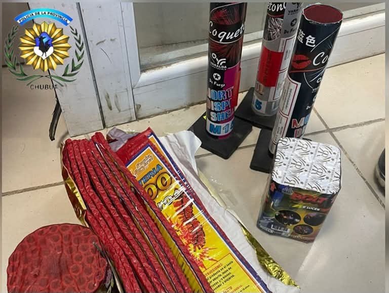 Vendían pirotecnia prohibida en un supermercado y le secuestraron la mercadería