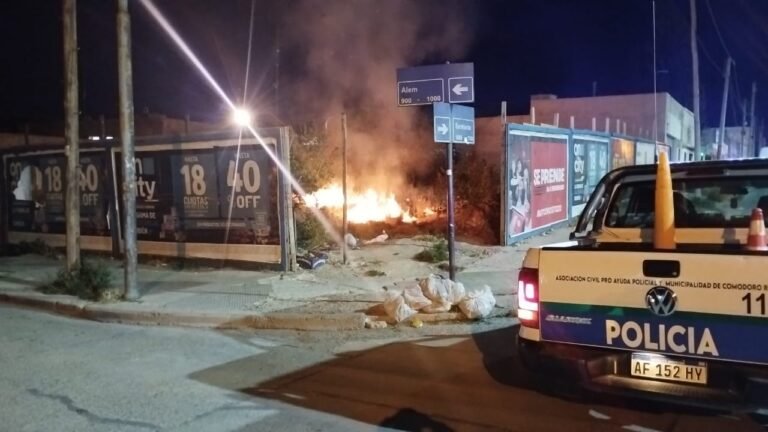 Incendio de pastizales en un baldío de la Loma