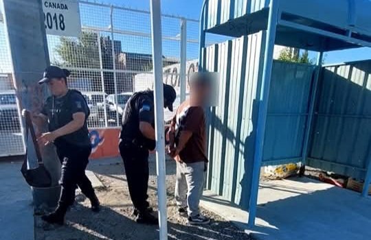 Esperaba el colectivo, lo identificaron y tenía pedido de captura vigente