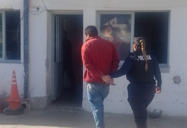 Atraparon a un prófugo caminado por una plaza