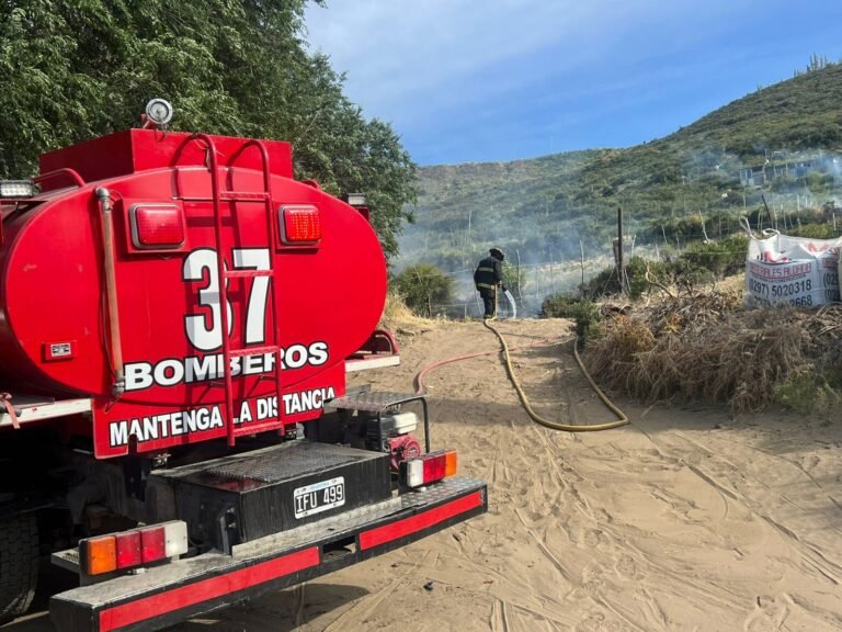 Una mujer quemaba basura en su casa y ocasionó un gran incendio de pastizales