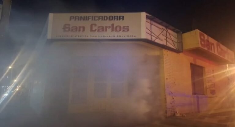 Se habrían olvidado pan adentro del horno y se incendió una reconocida panadería