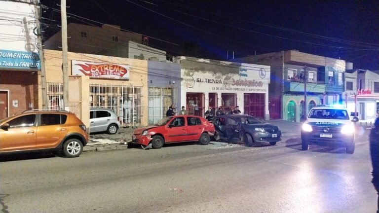 Un hombre chocó tres autos estacionados y resultó gravemente herido