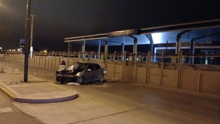 Chocó contra un poste de luz y no quiso hacer el test de alcoholemia